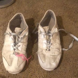 Cheer shoes